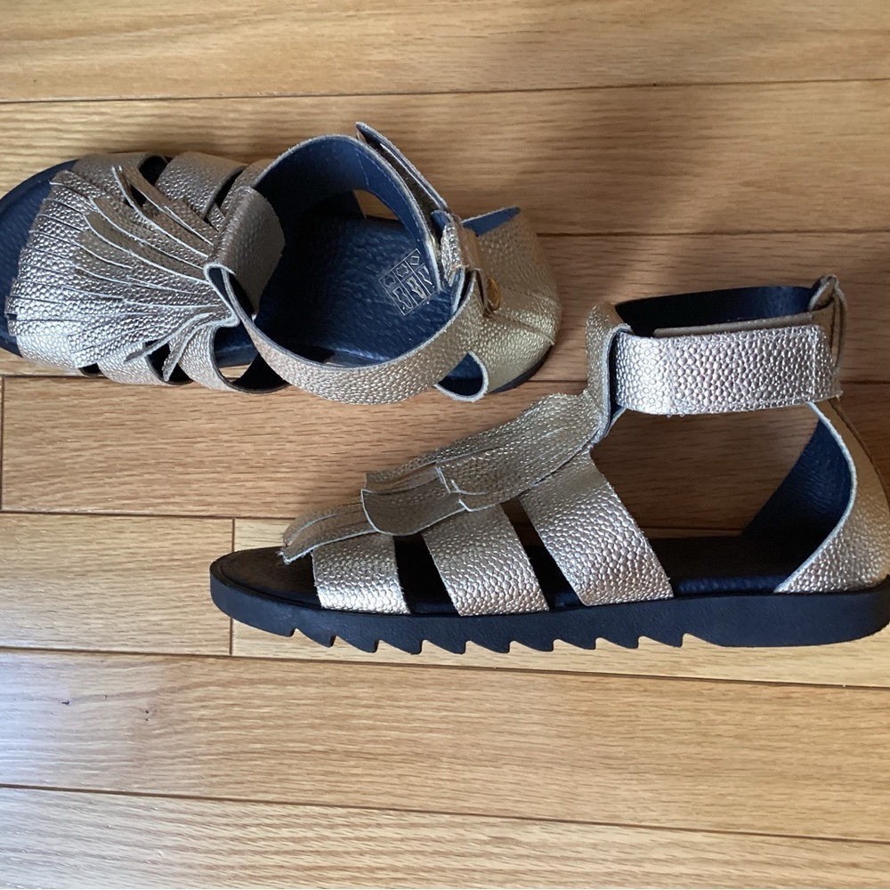Gold gladiator leather sandals, fringe, like new, fit 6.5 - Picture 7 of 15